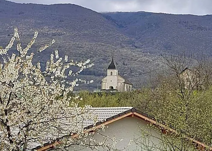Au Fond Du Village